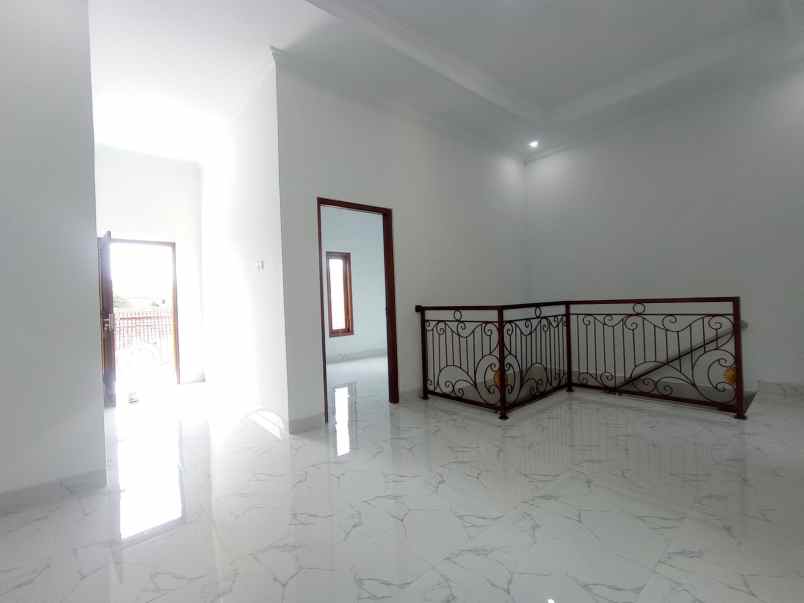 dijual rumah depok sleman