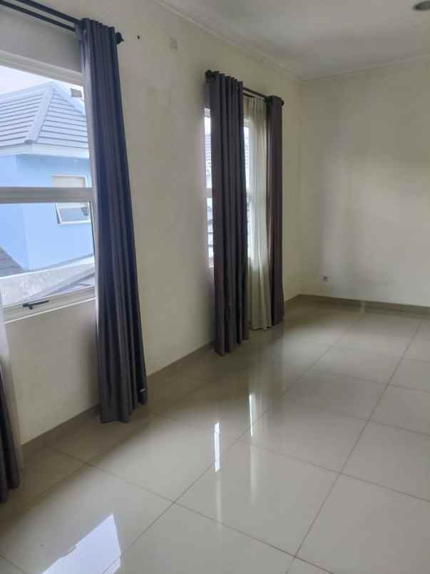 dijual rumah di cluster suvarna sutera