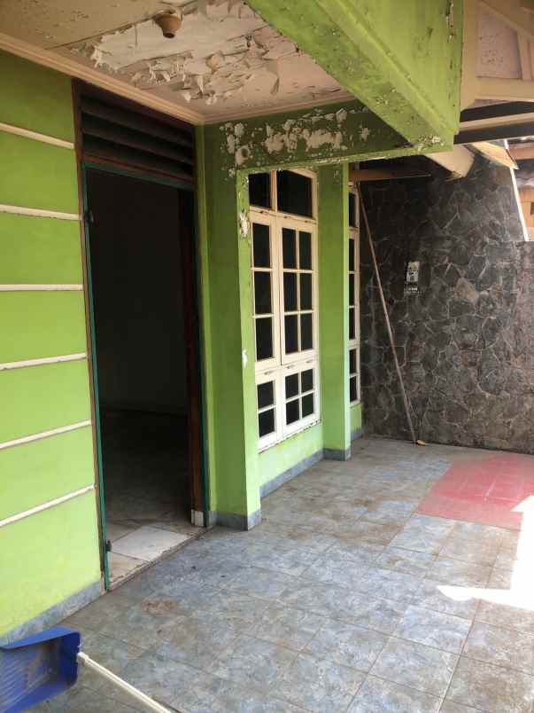 dijual rumah di taman palem lestari