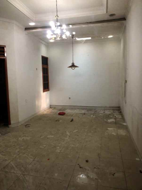 dijual rumah di taman palem lestari