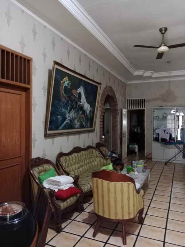 dijual rumah di tanah baru depok bernuansa artistik