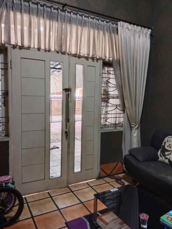 dijual rumah di tanah baru depok bernuansa artistik