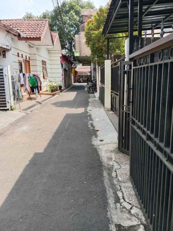 dijual rumah di tanah baru depok bernuansa artistik