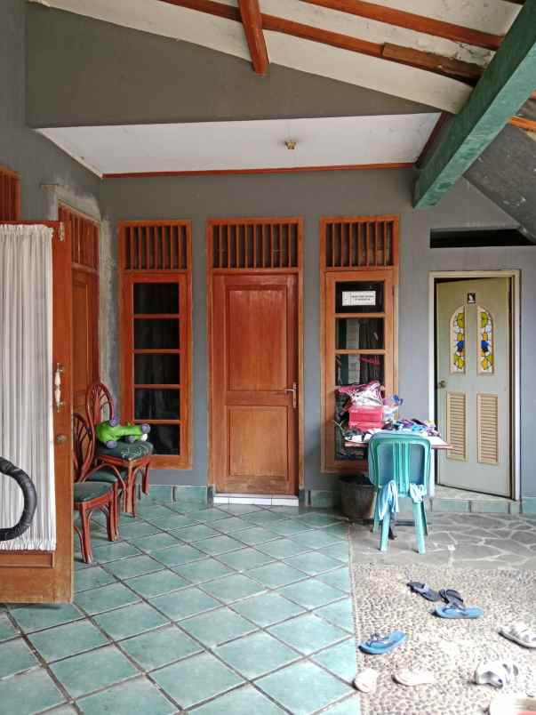 dijual rumah di tanah baru depok bernuansa artistik