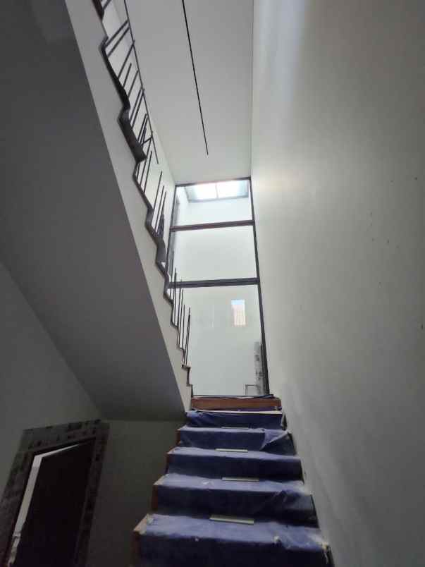 dijual rumah jalan pakuwon indah