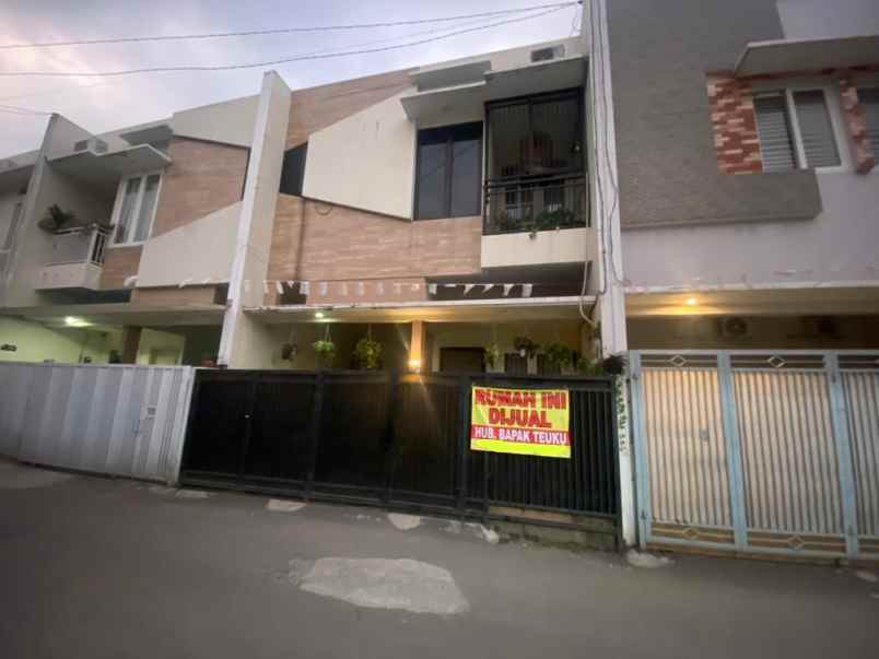 dijual rumah jalan raya brigif