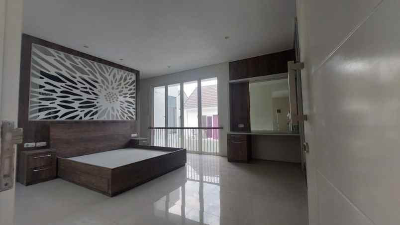 dijual rumah jalan raya eastwood