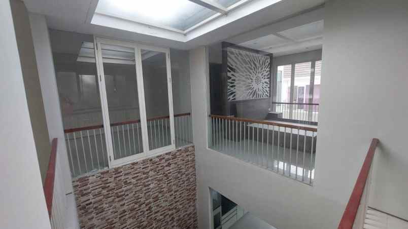 dijual rumah jalan raya eastwood