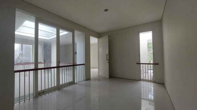 dijual rumah jalan raya eastwood