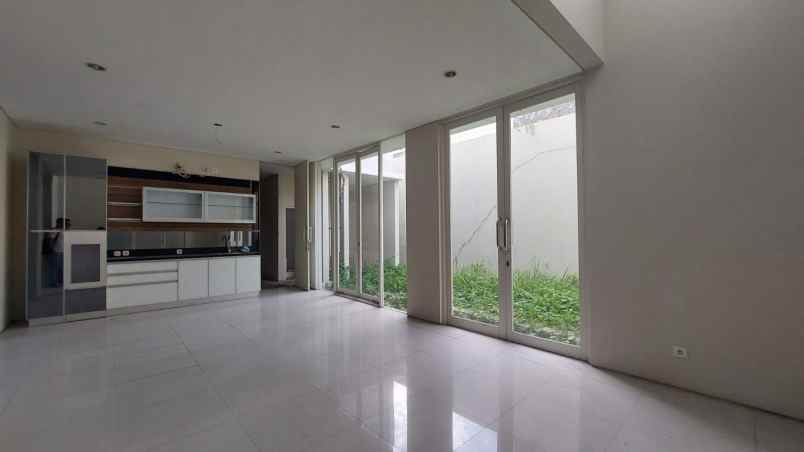 dijual rumah jalan raya eastwood
