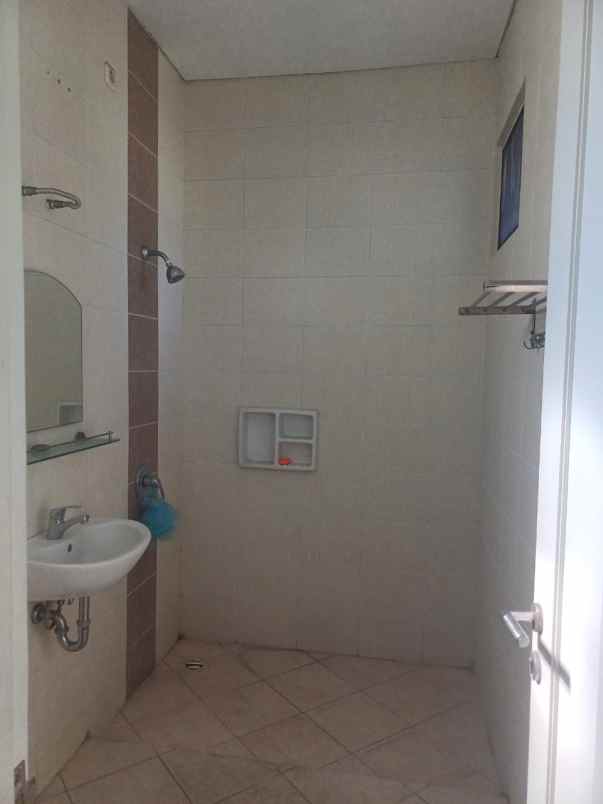 dijual rumah jalan royal residence