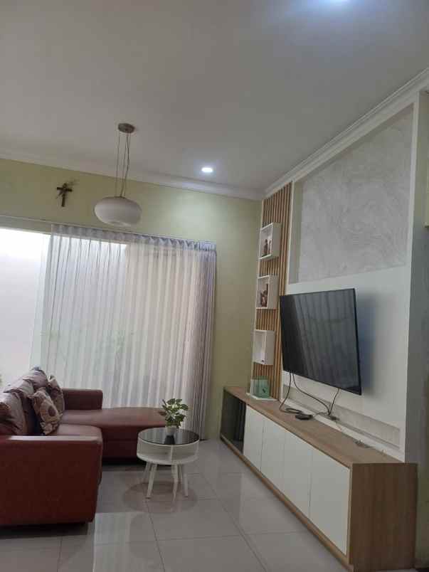 dijual rumah jalan royal residence