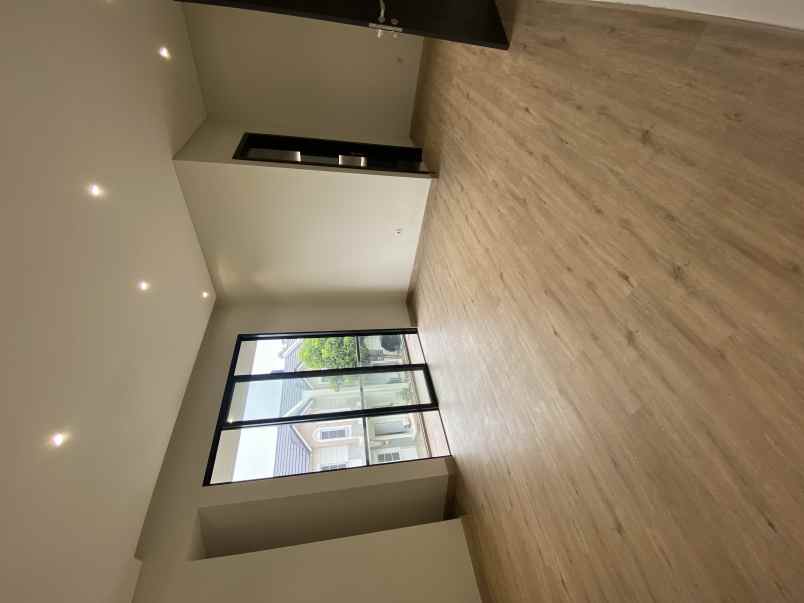 dijual rumah jl bsd raya vanya park