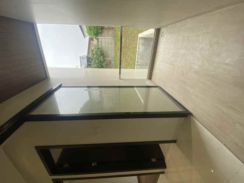 dijual rumah jl bsd raya vanya park