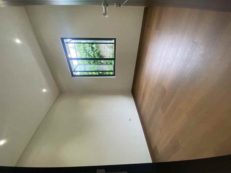 dijual rumah jl bsd raya vanya park