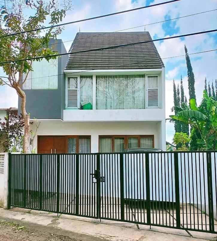 dijual rumah jl cihanjuang