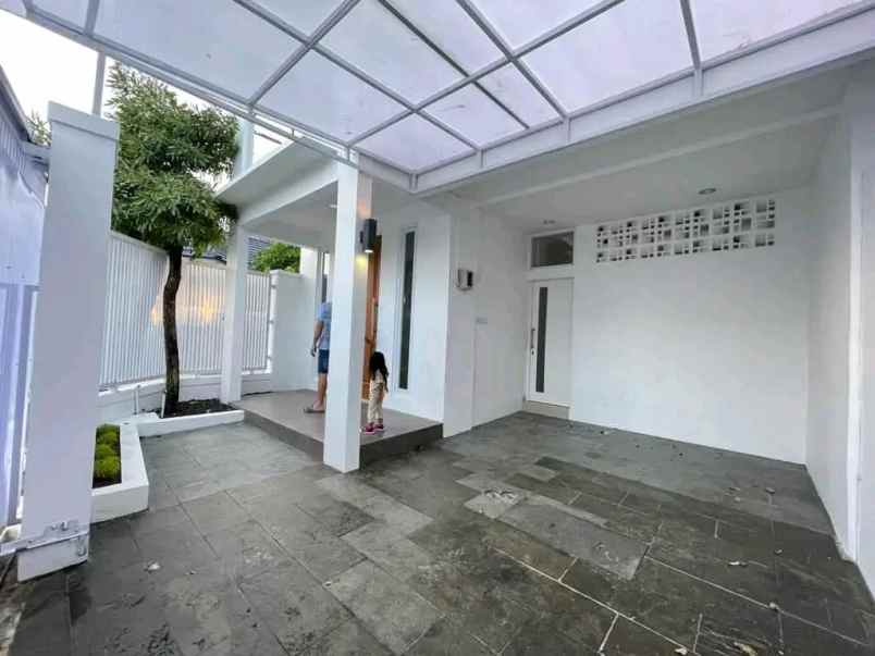 dijual rumah jl damai