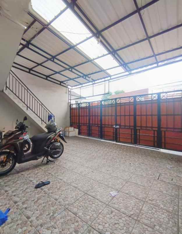 dijual rumah jl kalisari raya pasar