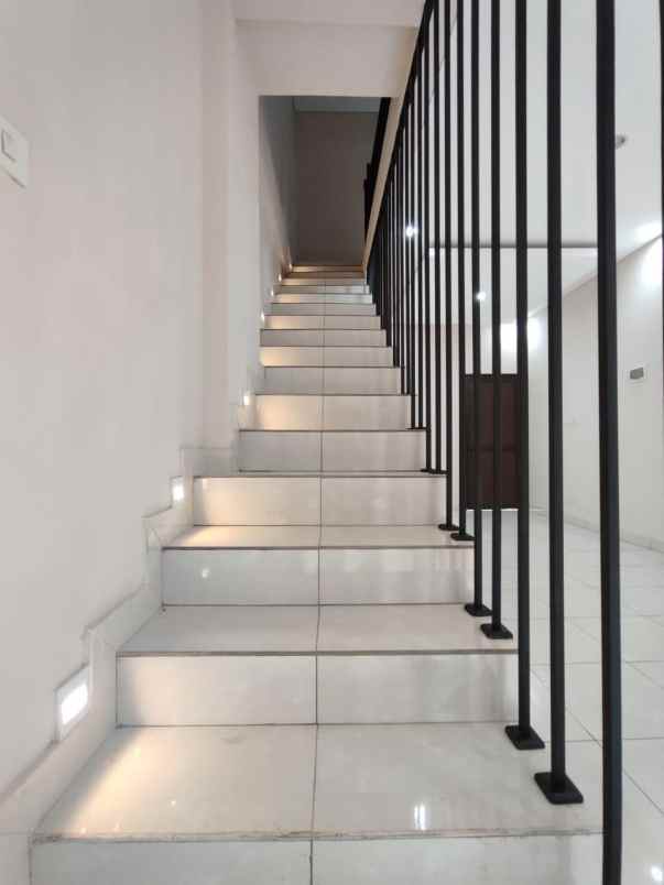 dijual rumah jl kayu putih rawamangun