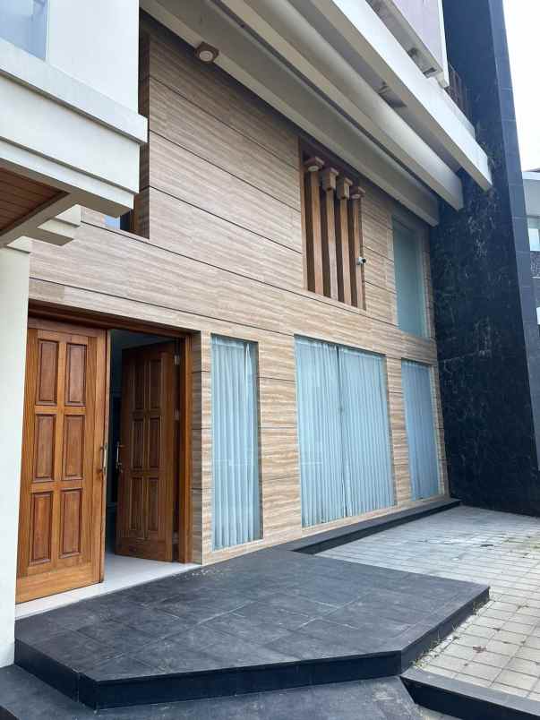 dijual rumah jl komp mekarwangi singgasana