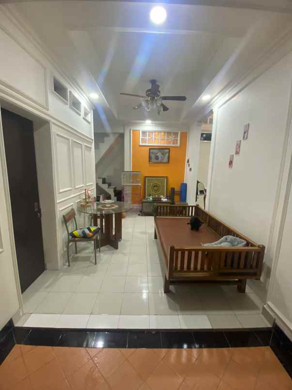 dijual rumah jl lesehatan veteran