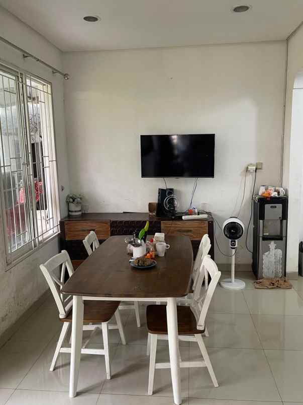 dijual rumah jl pahlawan seribu