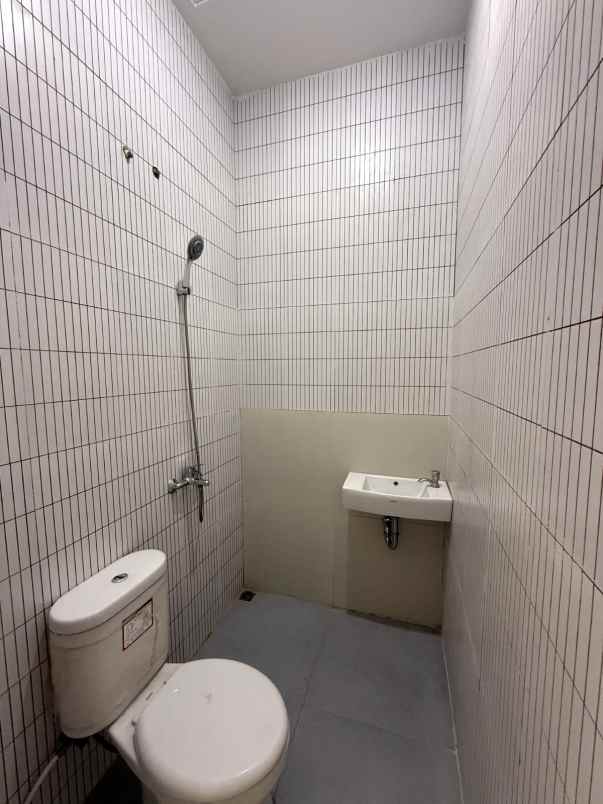 dijual rumah jl raya bojongsari depok