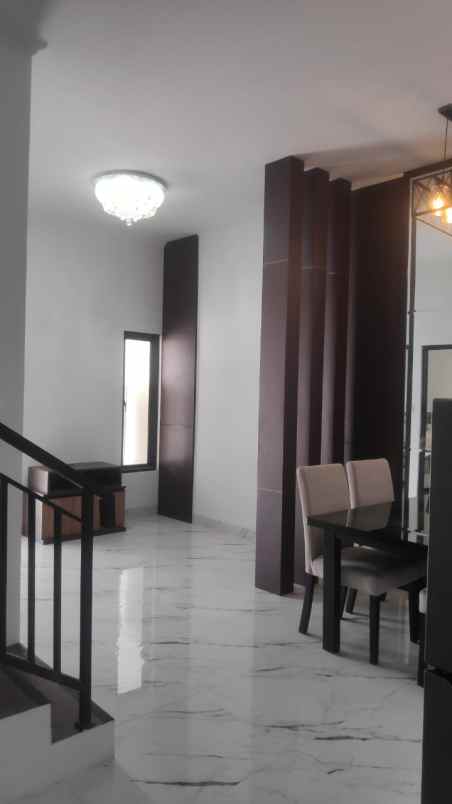 dijual rumah jl raya jatiwaringin