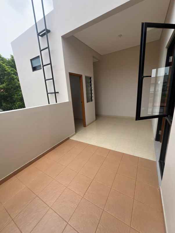 dijual rumah jl raya jatiwaringin