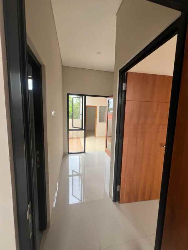 dijual rumah jl raya jatiwaringin