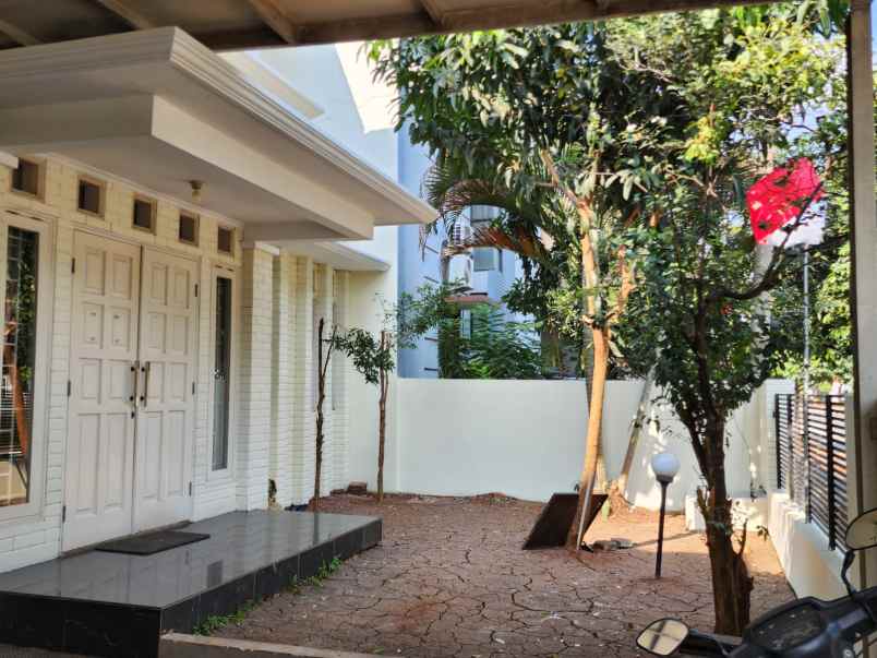 dijual rumah jln kemang pratama raya