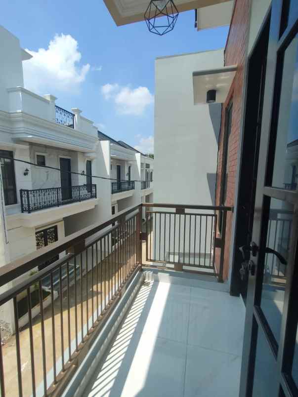 dijual rumah jln raya keadilan pancoran mas