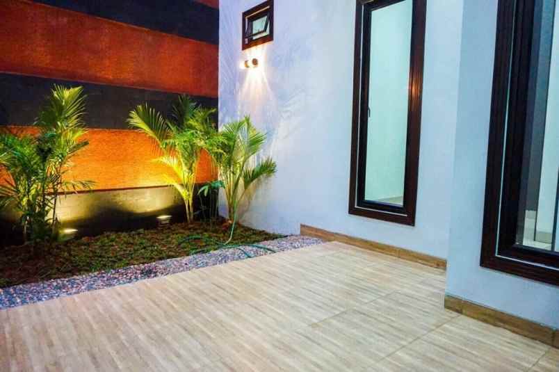 dijual rumah johar baru