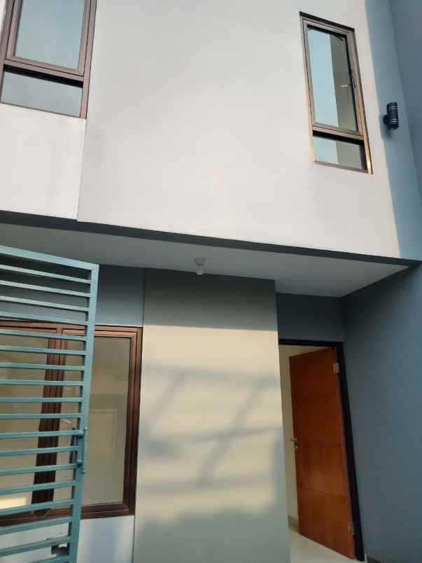 dijual rumah kampung rambutan