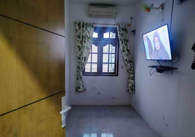 dijual rumah kayu putih
