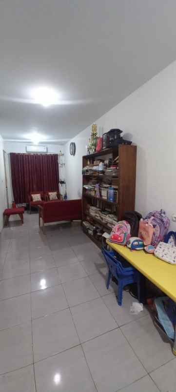 dijual rumah kayu putih