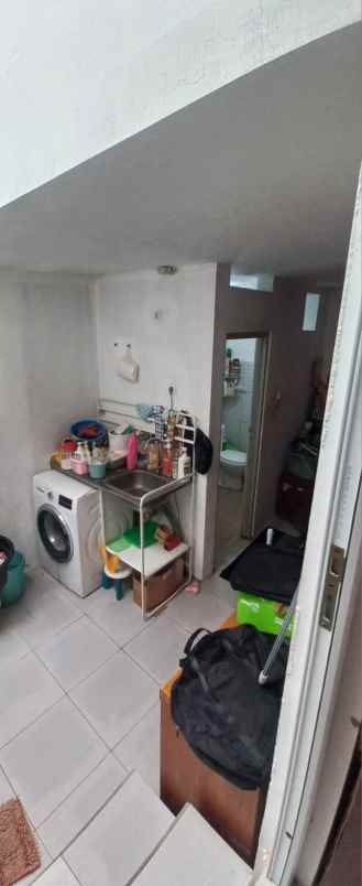 dijual rumah kayu putih