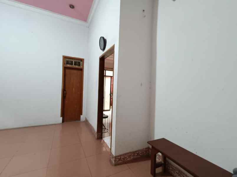 dijual rumah kayu putih