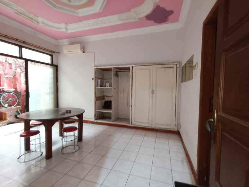 dijual rumah kayu putih