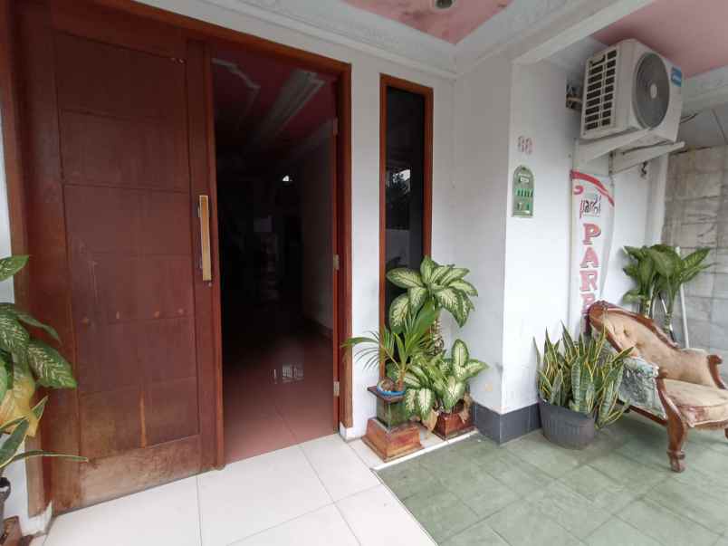 dijual rumah kayu putih