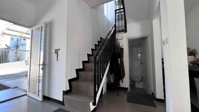 dijual rumah komp mega regency