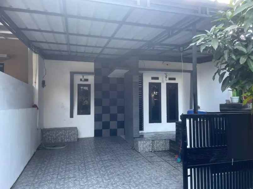 dijual rumah komplek bumi adipura