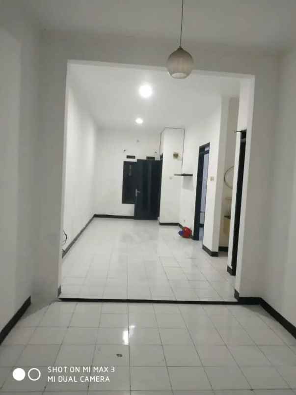 dijual rumah komplek bumi adipura