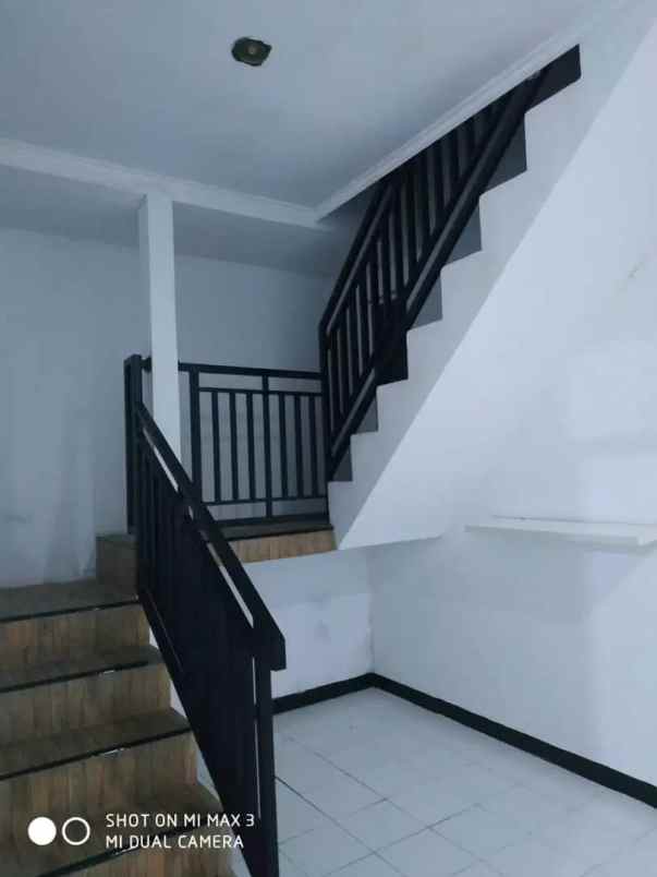 dijual rumah komplek bumi adipura