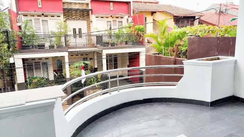 dijual rumah komplek pondok kelapa