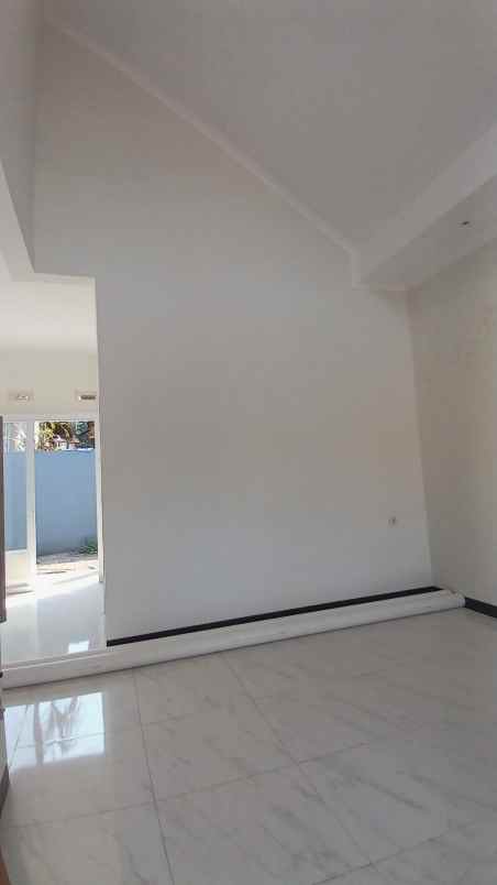 dijual rumah lava bantal