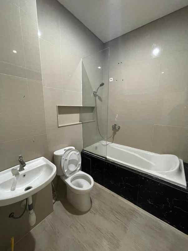 dijual rumah lebak timur