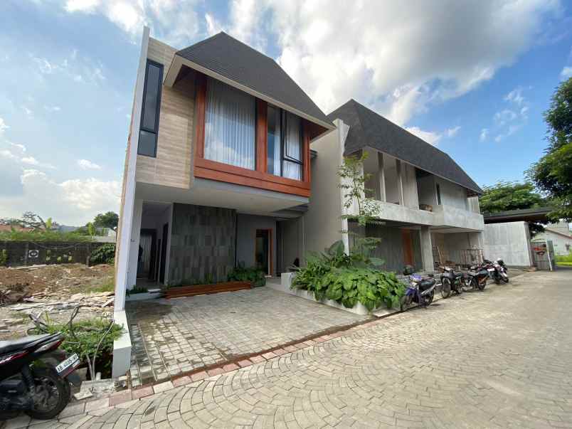 dijual rumah maguwoharjo depok sleman