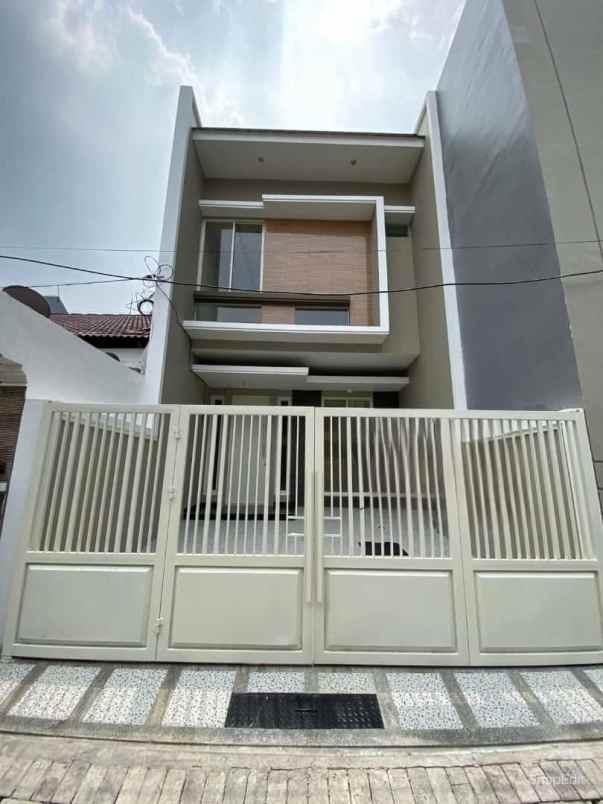 dijual rumah manyar