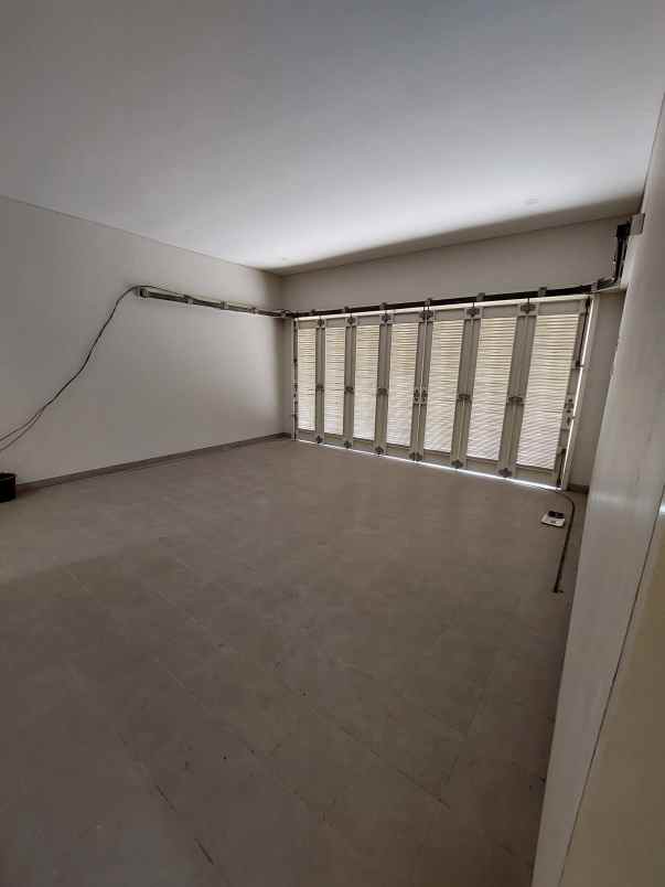 dijual rumah manyar